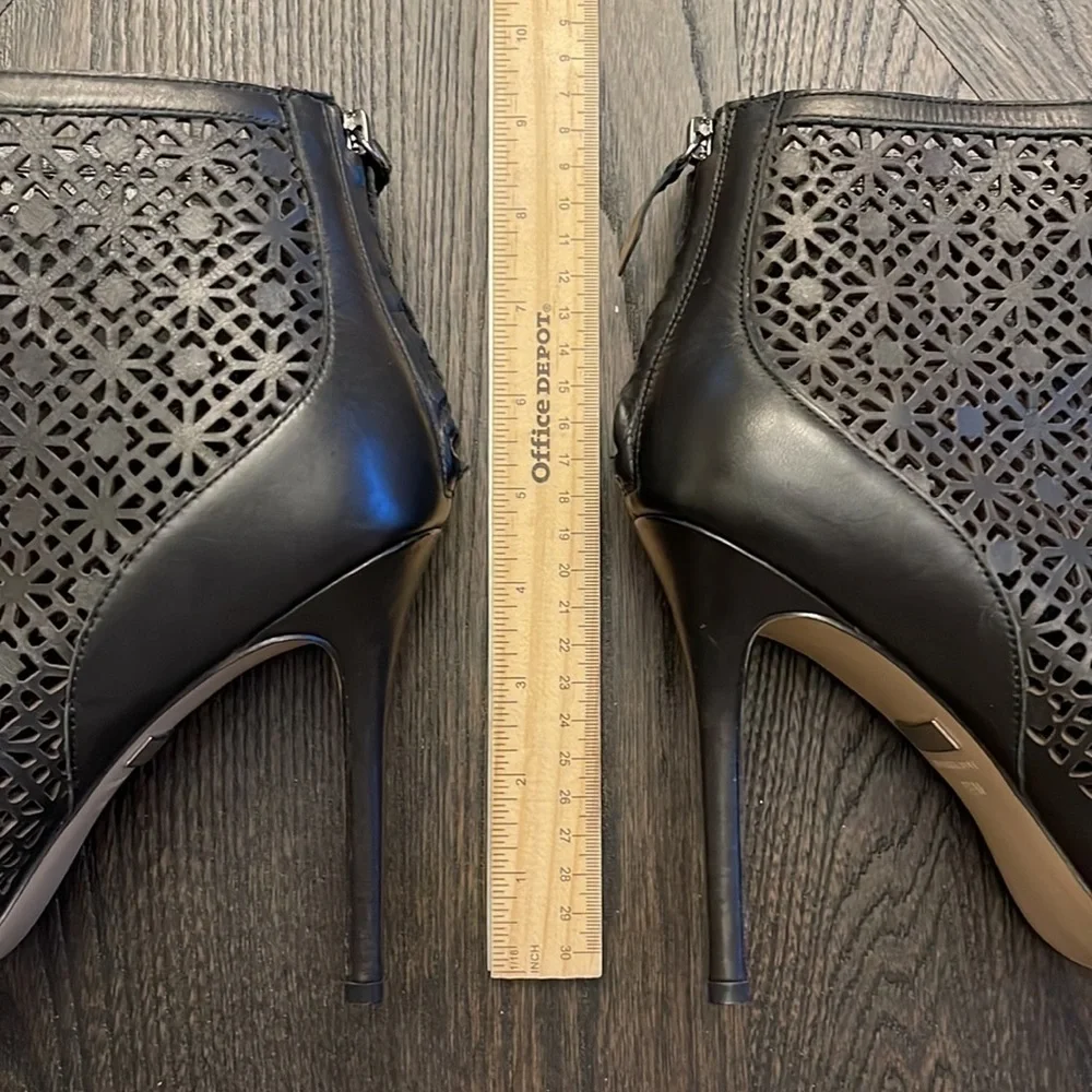 Badgley Mischka Black Laser Cut Booties Size 9 5 - Picture 2 of 10